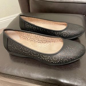 Like-new flats! Black, size 7.5. Brand: Croft & Barrow.